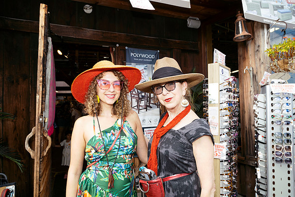 Mother and daughter, Street fair